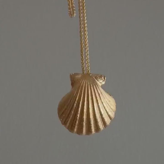 Gold Shell Necklace with Pearl : 18k gold filled on silver 925 pendant and chain
