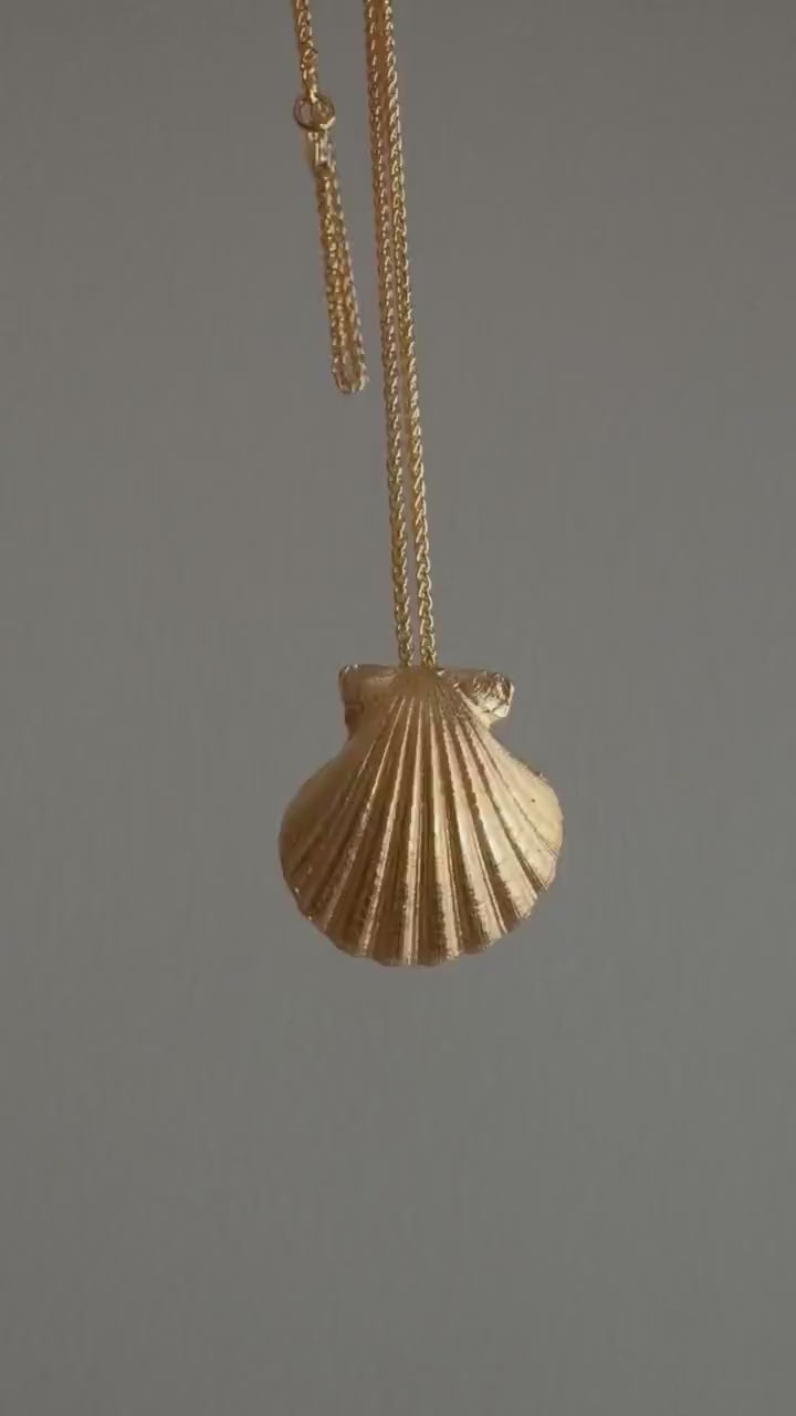 Gold Shell Necklace with Pearl : 18k gold filled on silver 925 pendant and chain